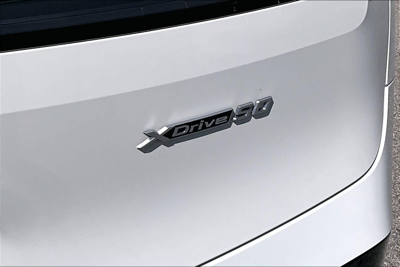 Used 2025 Alpine White BMW xDrive50 image 9