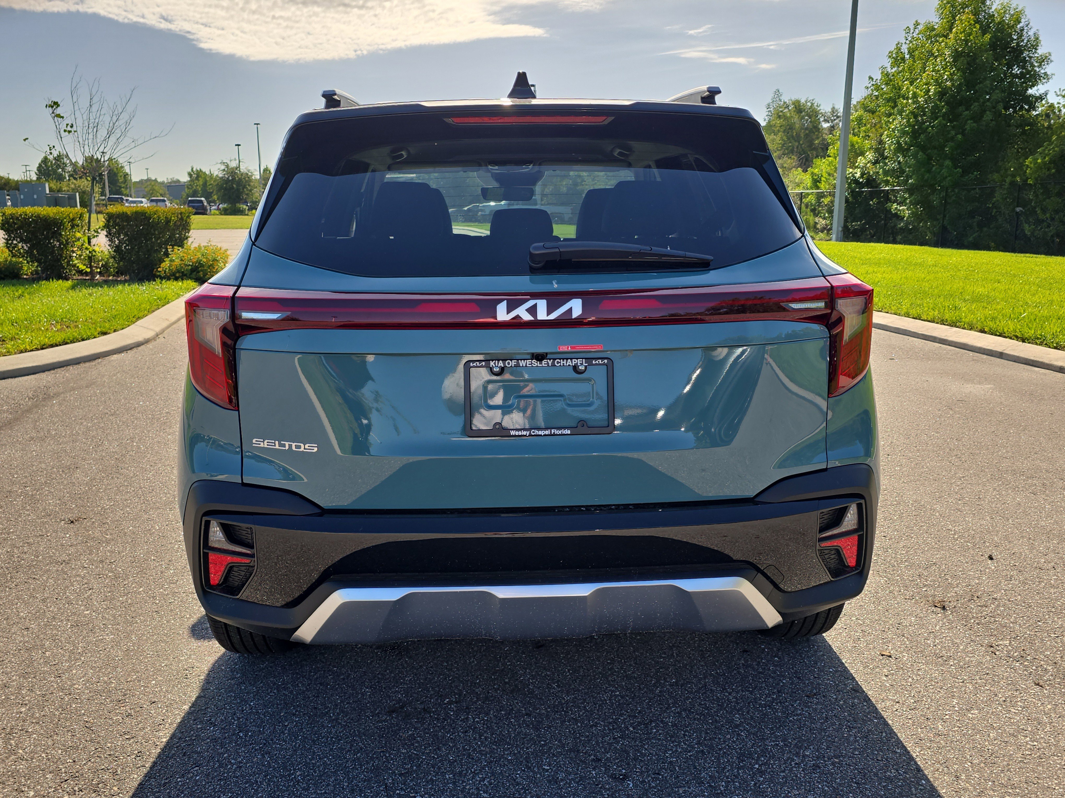 New 2026 Pluton Blue / Black Roof Kia S image 7