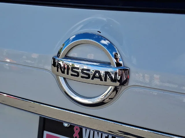 Used 2018 White Nissan SL image 32