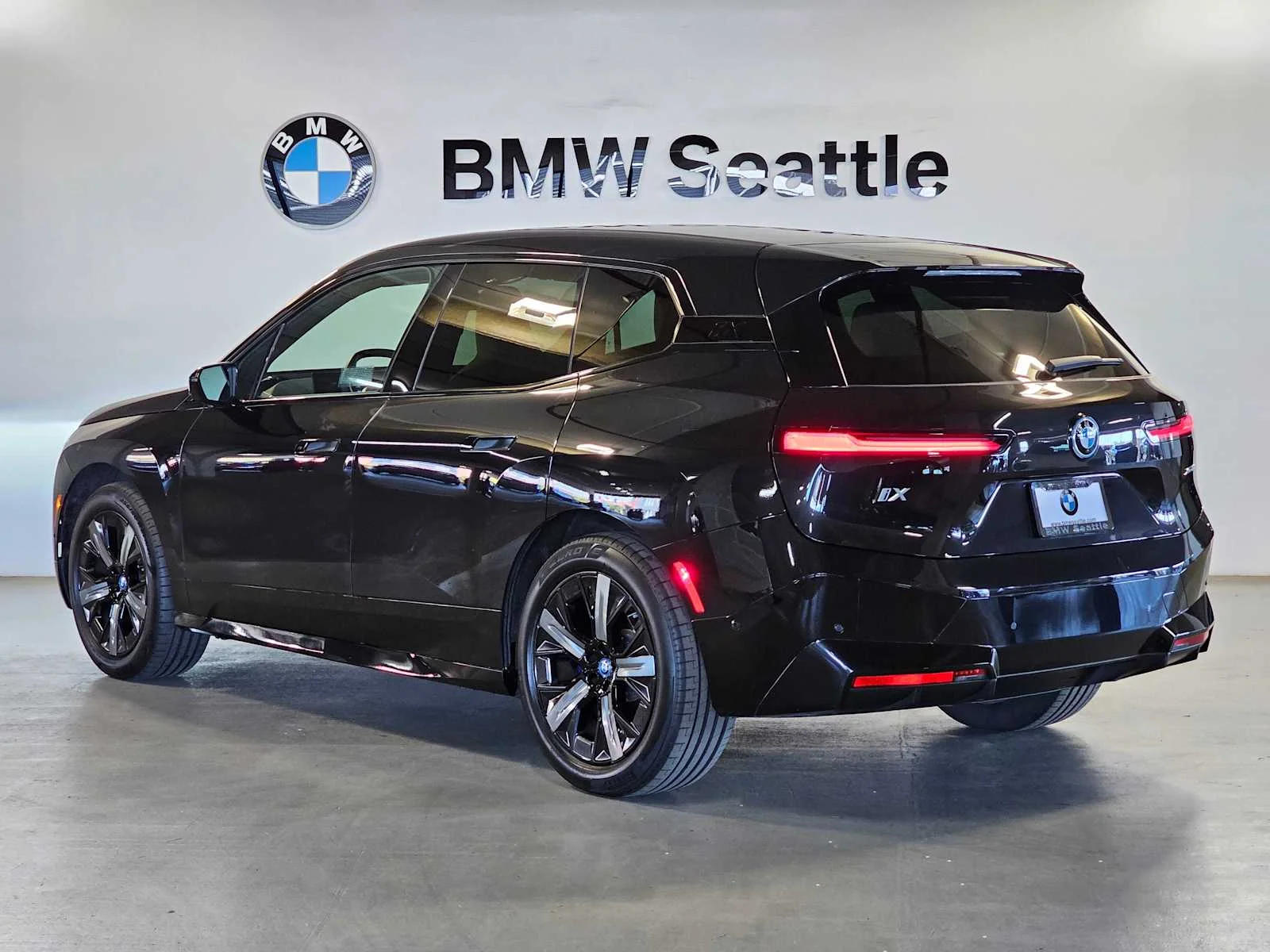 Certified Used 2024 Black Sapphire Metallic BMW xDrive50 image 4
