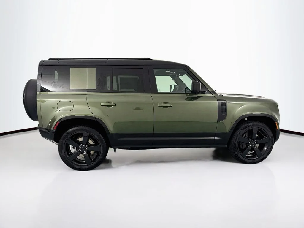 New 2026 Woolstone Green Land Rover X-Dynamic SE image 4