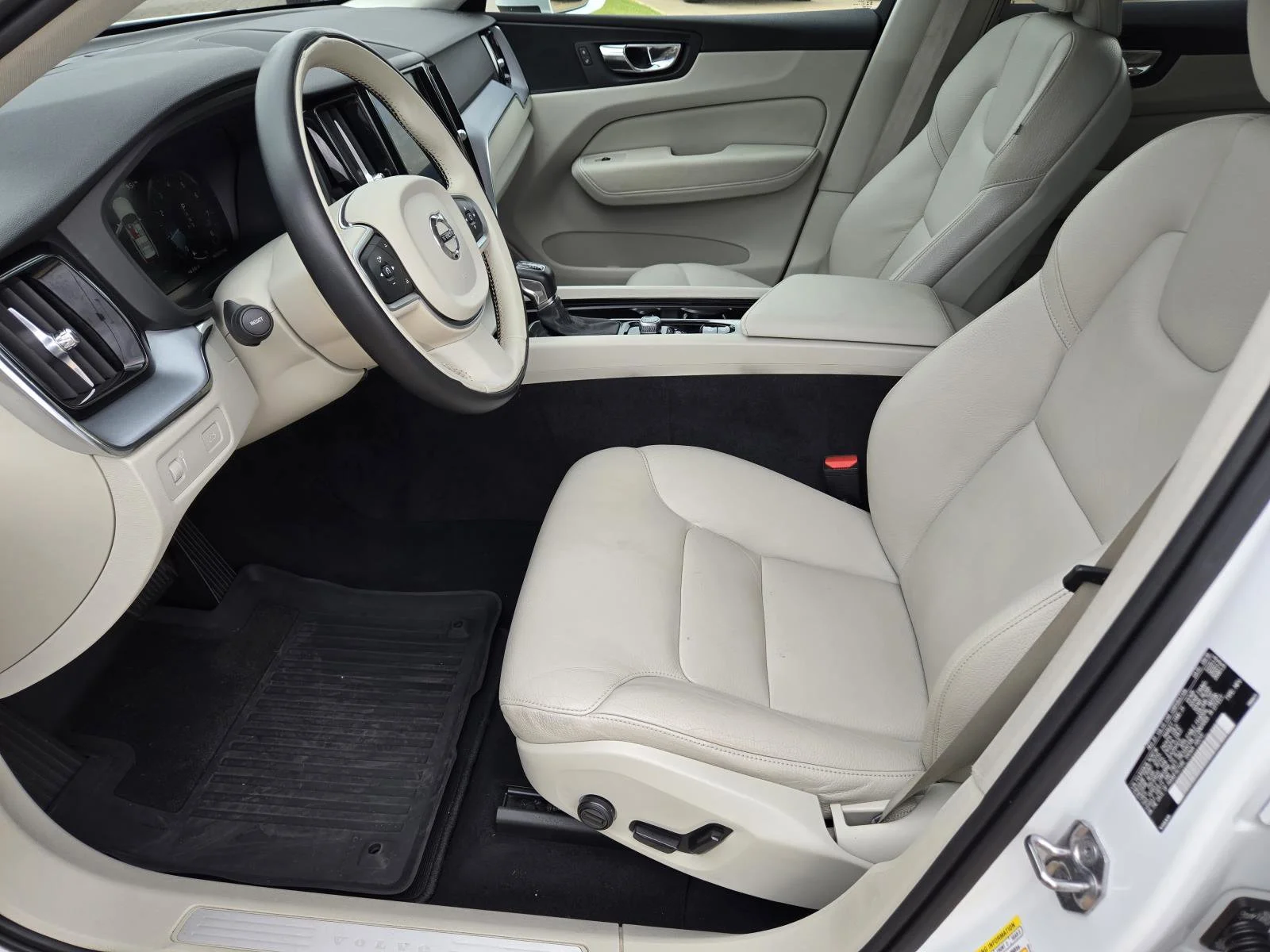 Used 2020 Crystal White Volvo Momentum image 26