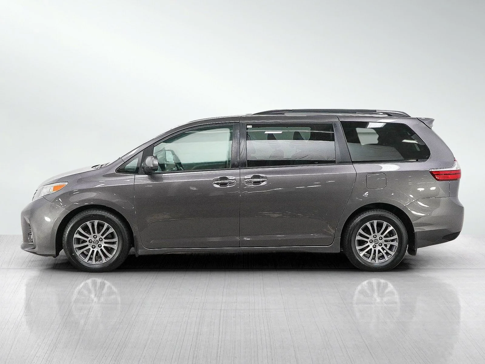 Used 2019 Toyota Sienna XLE with VIN 5TDYZ3DC2KS983410 for sale in Burnsville, Minnesota