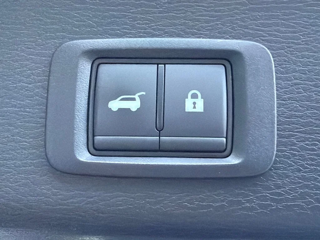 Used 2024  Mitsubishi SE image 19