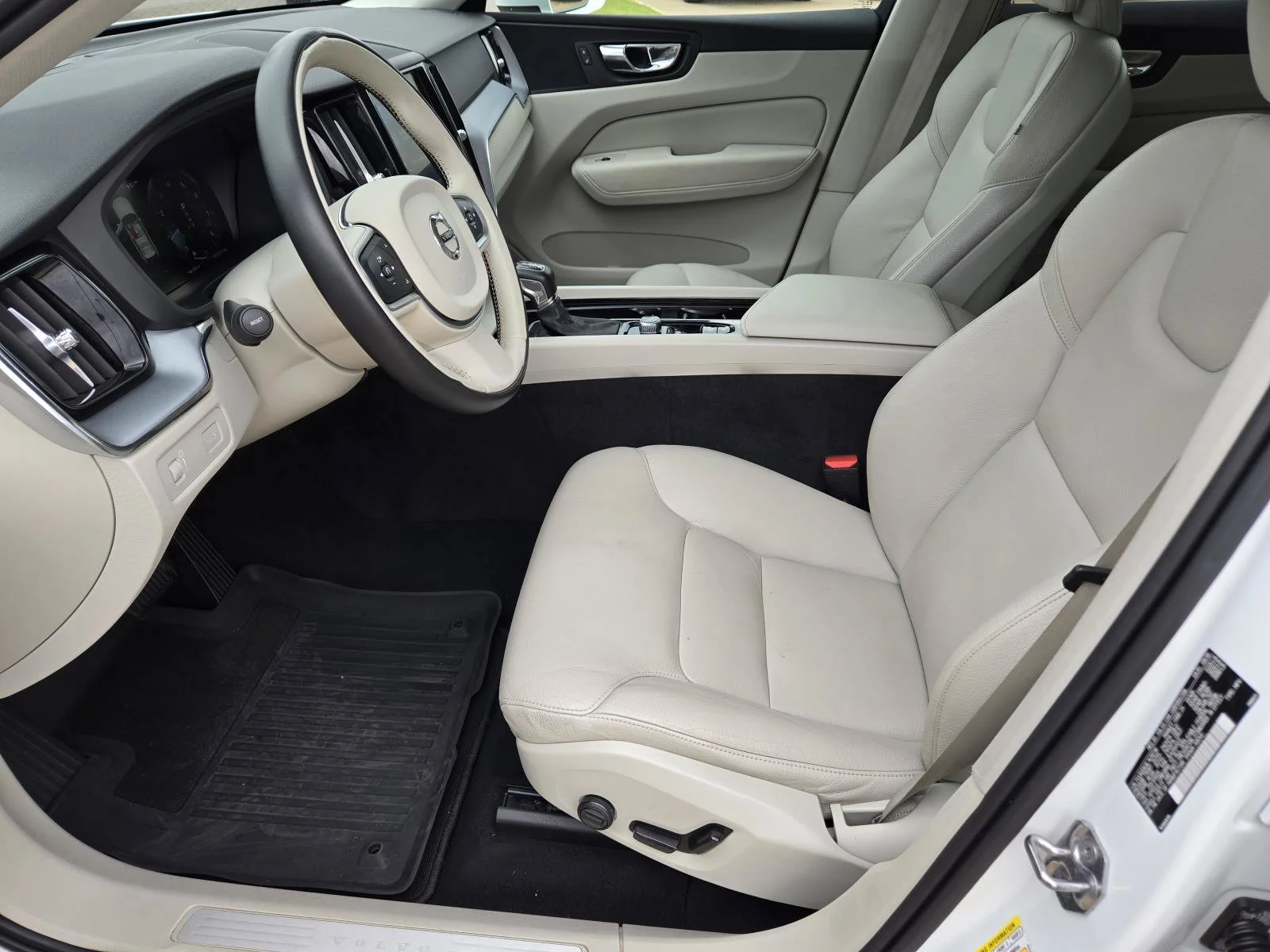 Used 2020 Crystal White Volvo Momentum image 26