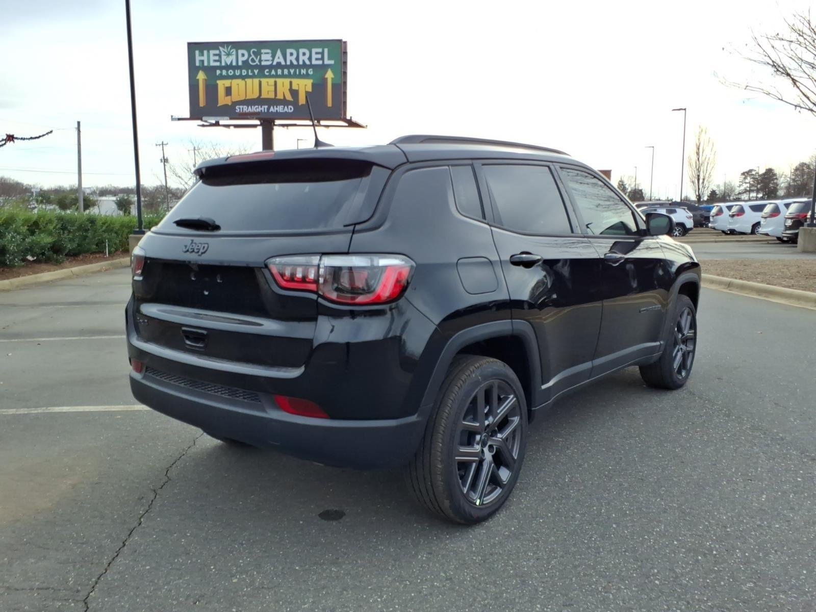 New 2026 Diamond Black Crystal Pearl-Coat Exterior Paint Jeep Latitude Altitude image 25