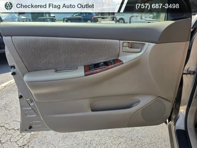 Used 2005 Desert Sand Mica Toyota LE image 17