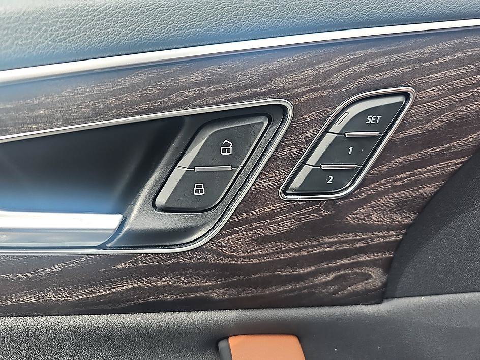 Used 2019 Glacier White Audi Prestige image 11