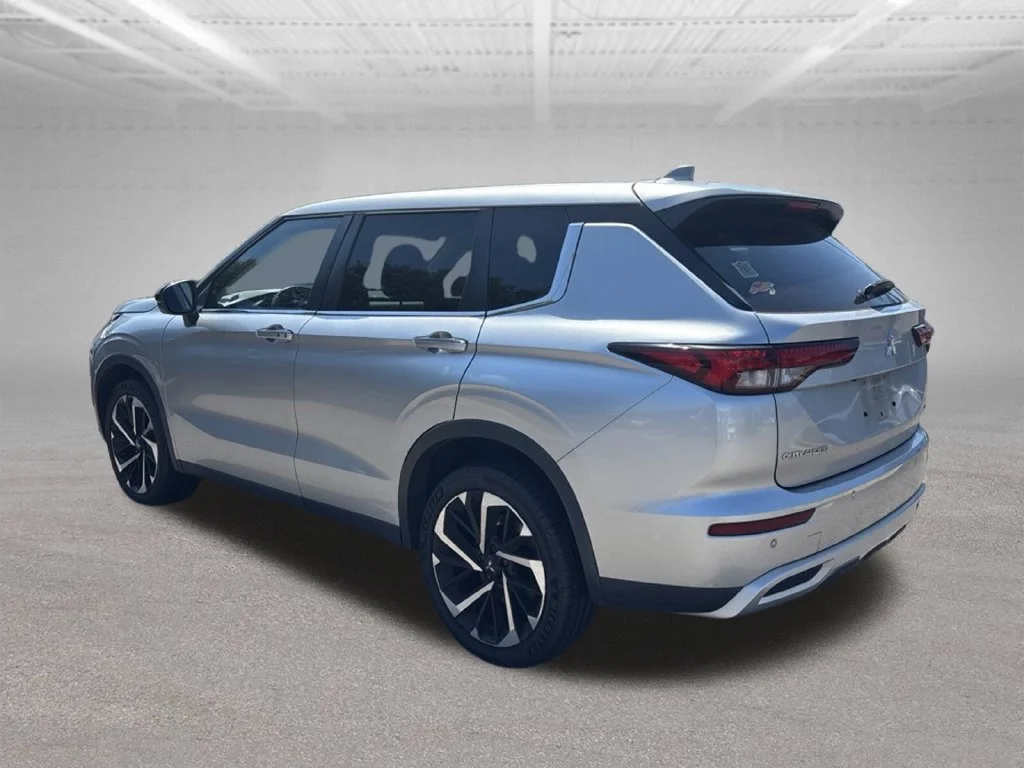 Used 2022 Silver Mitsubishi SE image 4