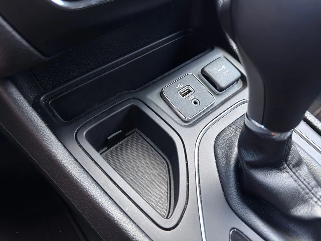 Used 2021 Green Jeep Latitude Lux image 41