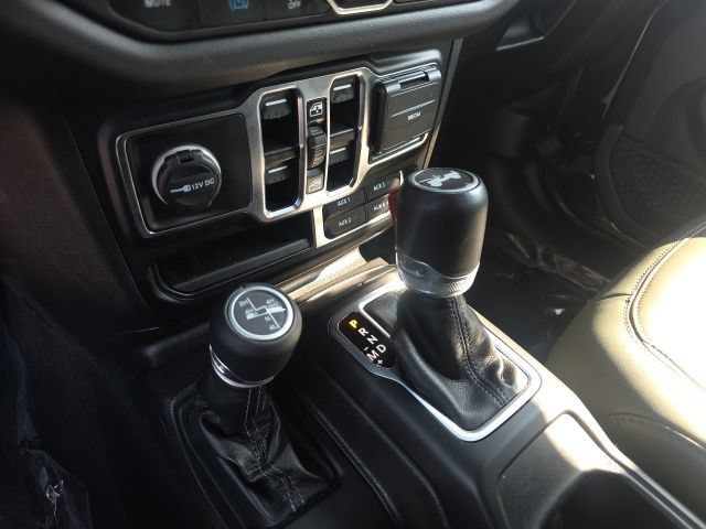Used 2024 Black Clearcoat Jeep High Altitude image 25