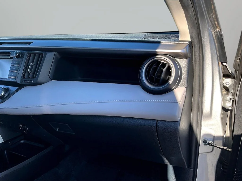 Used 2018 Silver Toyota XLE image 27
