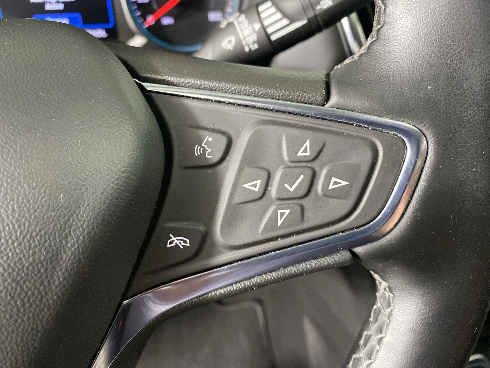 Used 2024 Lakeshore Blue Metallic Chevrolet LT image 14