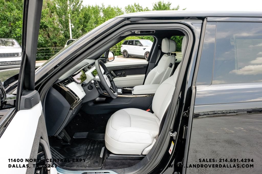 New 2026 Santorini Black Metallic Land Rover SE image 38