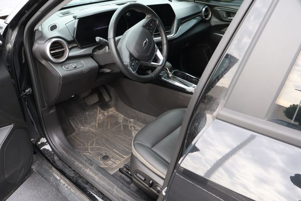 Used 2024 Mosaic Black Metallic Chevrolet ACTIV image 7
