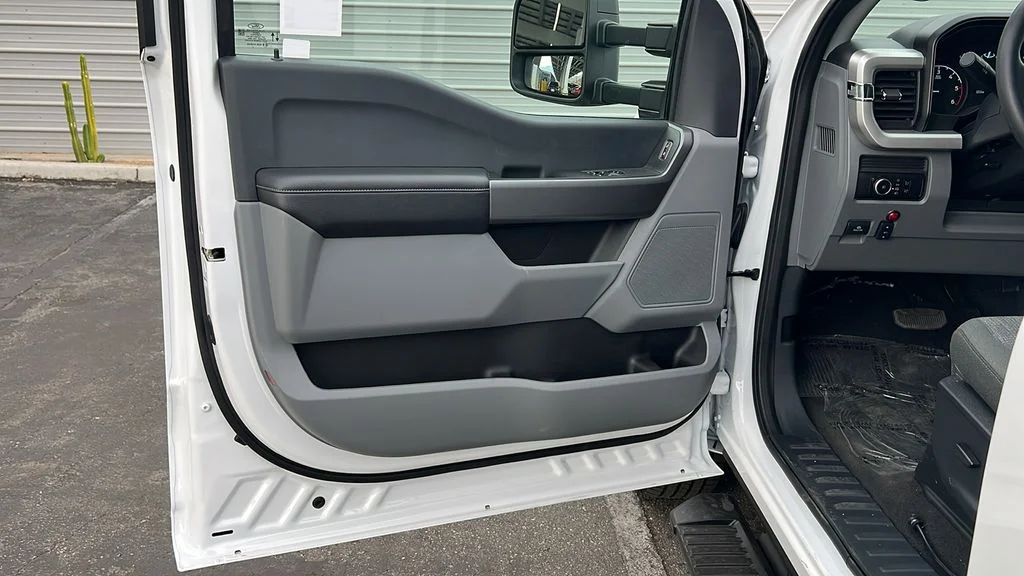 2025 Ford F-350 Super Duty Chassis Cab XLT - Photo 10