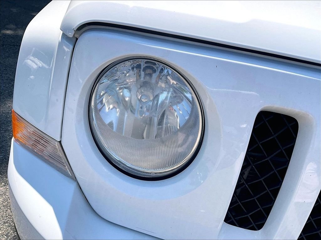 Used 2014 White Jeep Latitude image 30