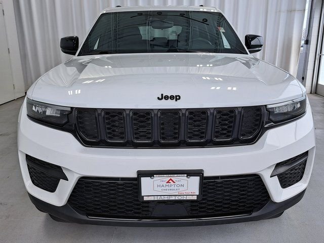 Used 2022 White Jeep Altitude image 3