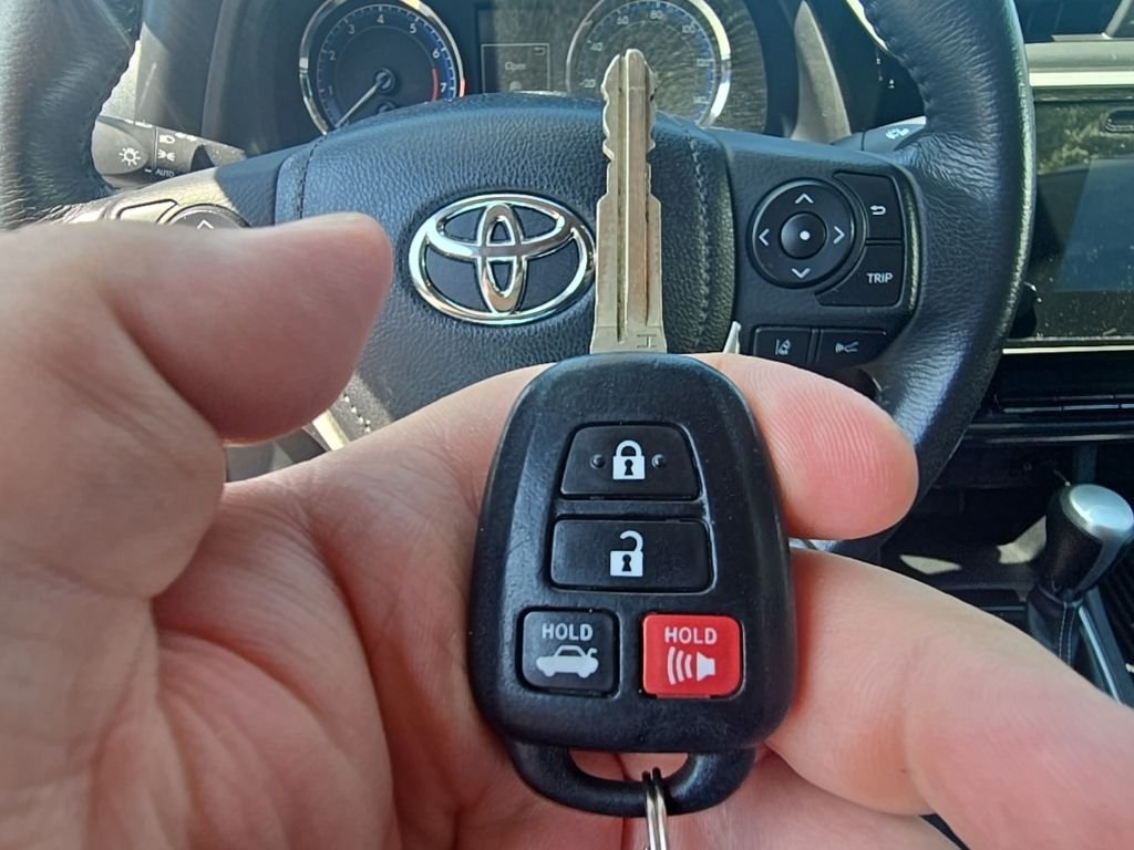 Used 2018 Silver Toyota SE image 19