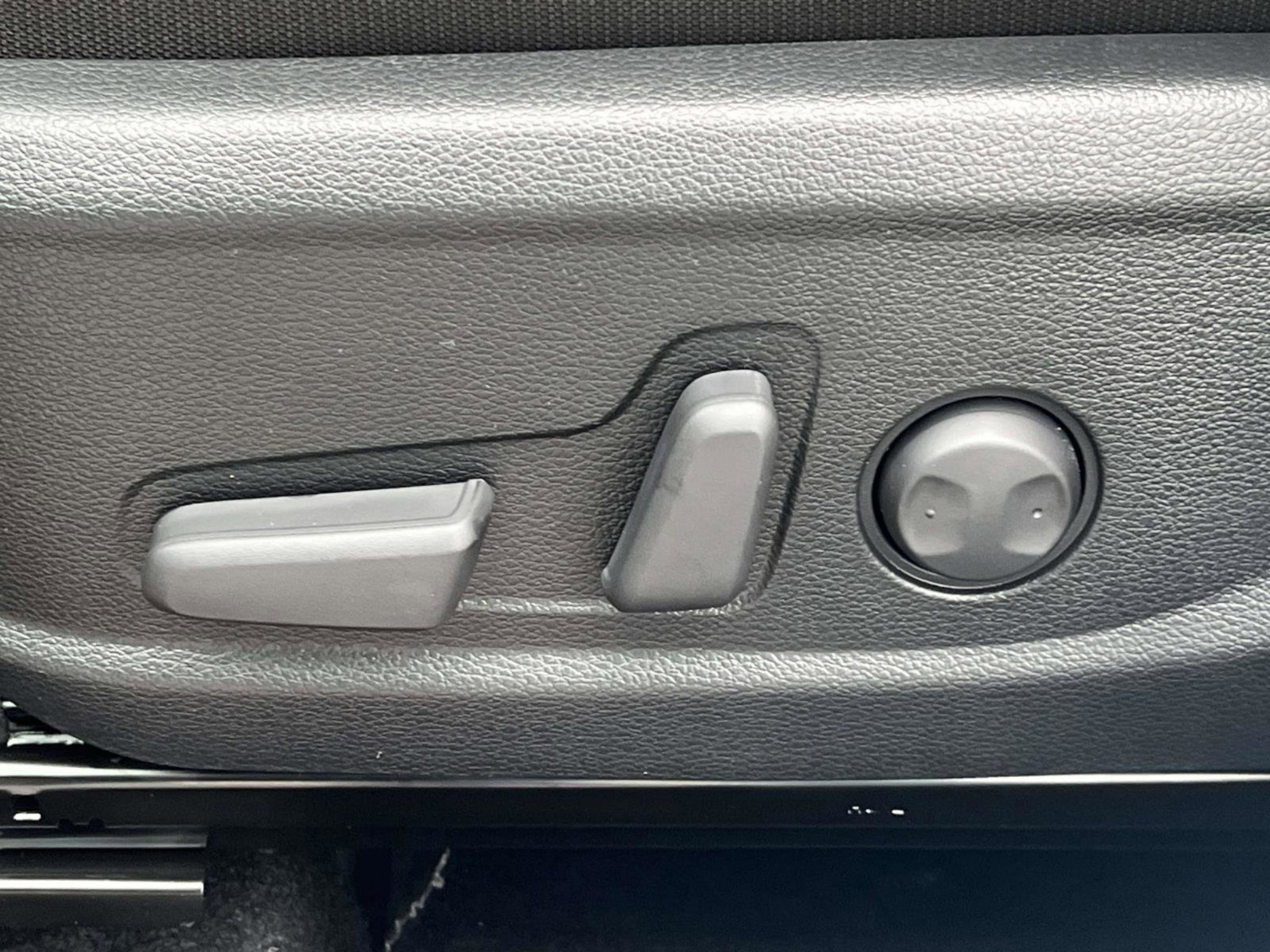 New 2026 Snow White Pearl Kia EX image 24