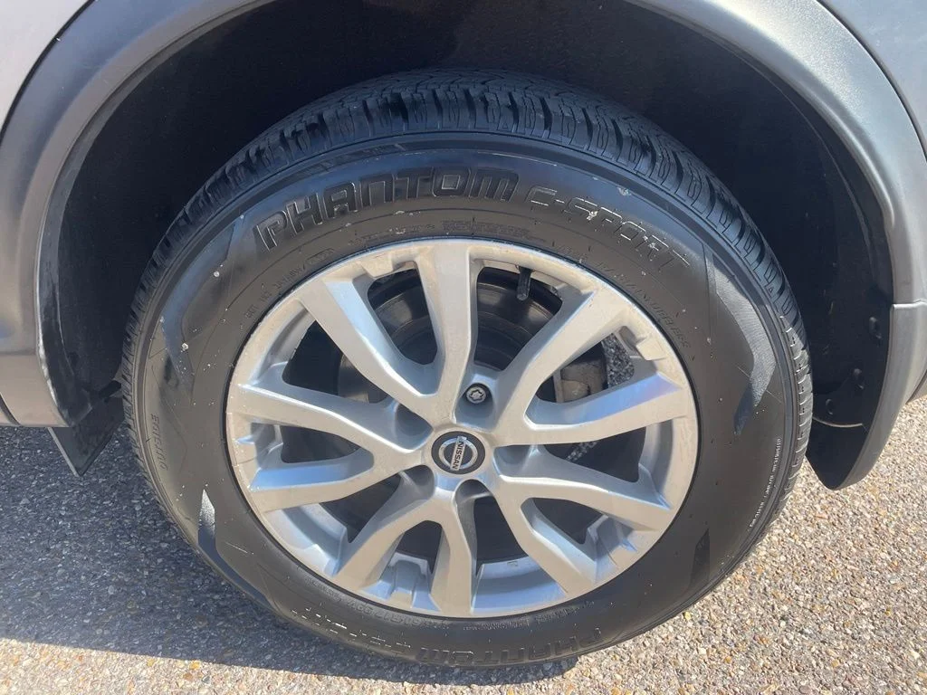 Used 2022 Gray Nissan SV image 17