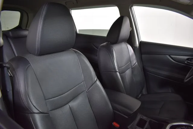 Used 2016 Silver Nissan SL image 17
