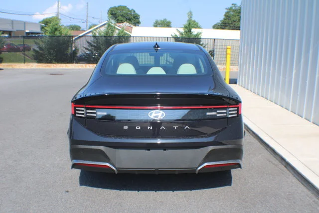 Used 2025 Carbon Blue Hyundai SE image 15