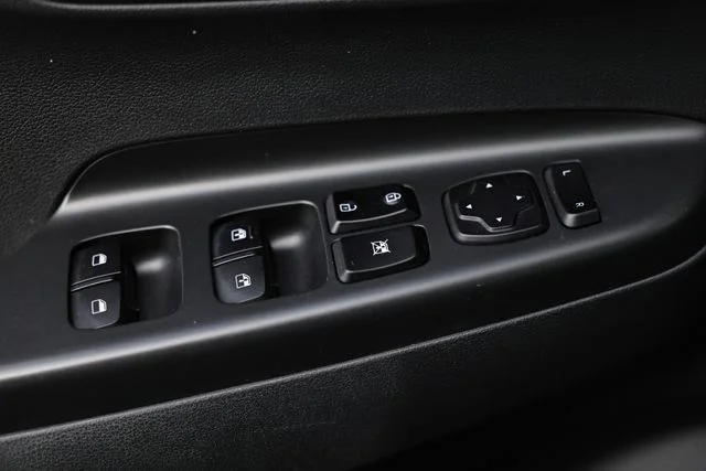 Used 2023 Ultra Black Hyundai SE image 17