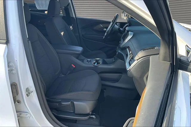 Used 2021 White GMC SLE image 27