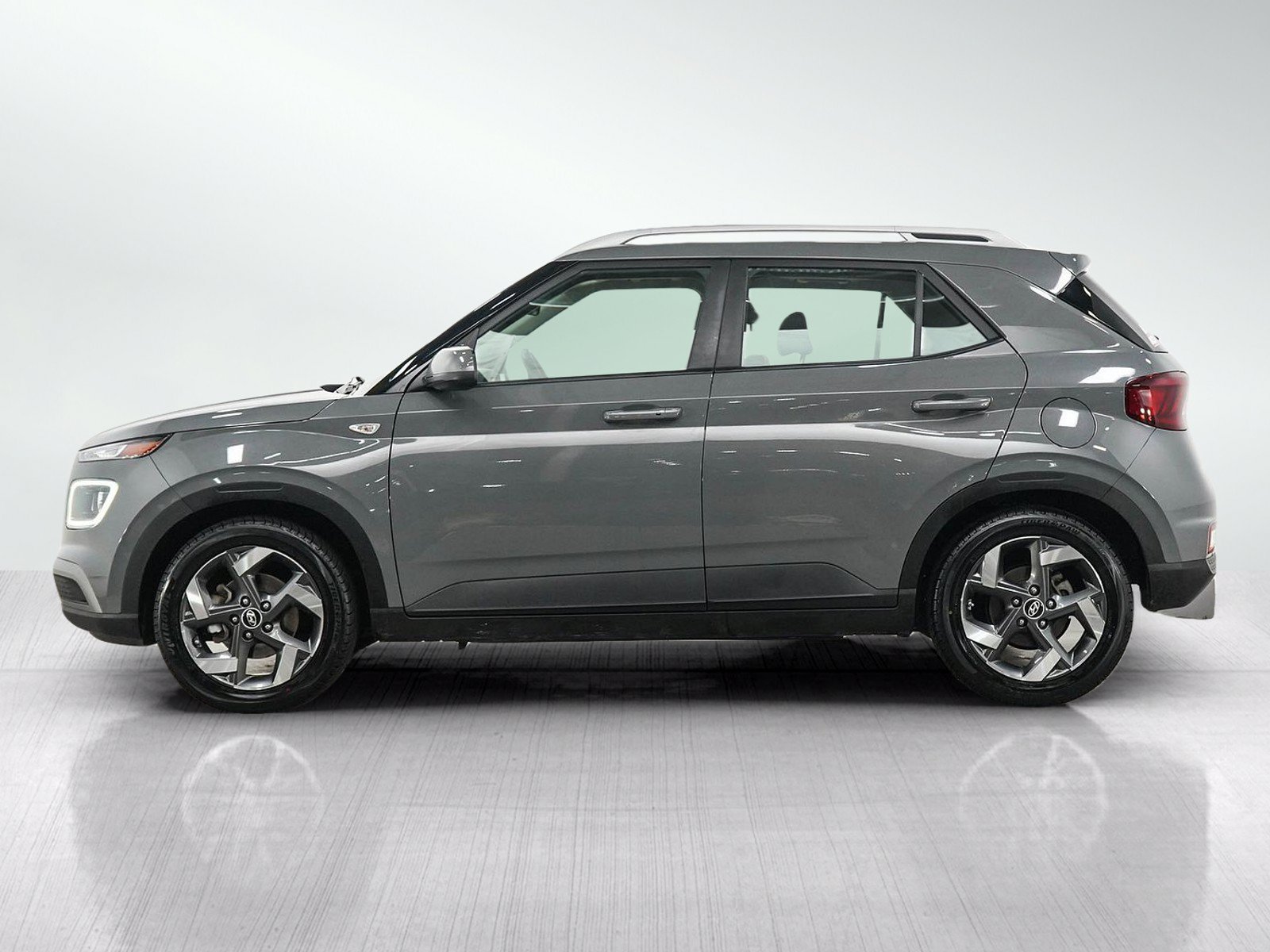 Used 2021 Hyundai Venue SEL with VIN KMHRC8A34MU082928 for sale in Minneapolis, Minnesota