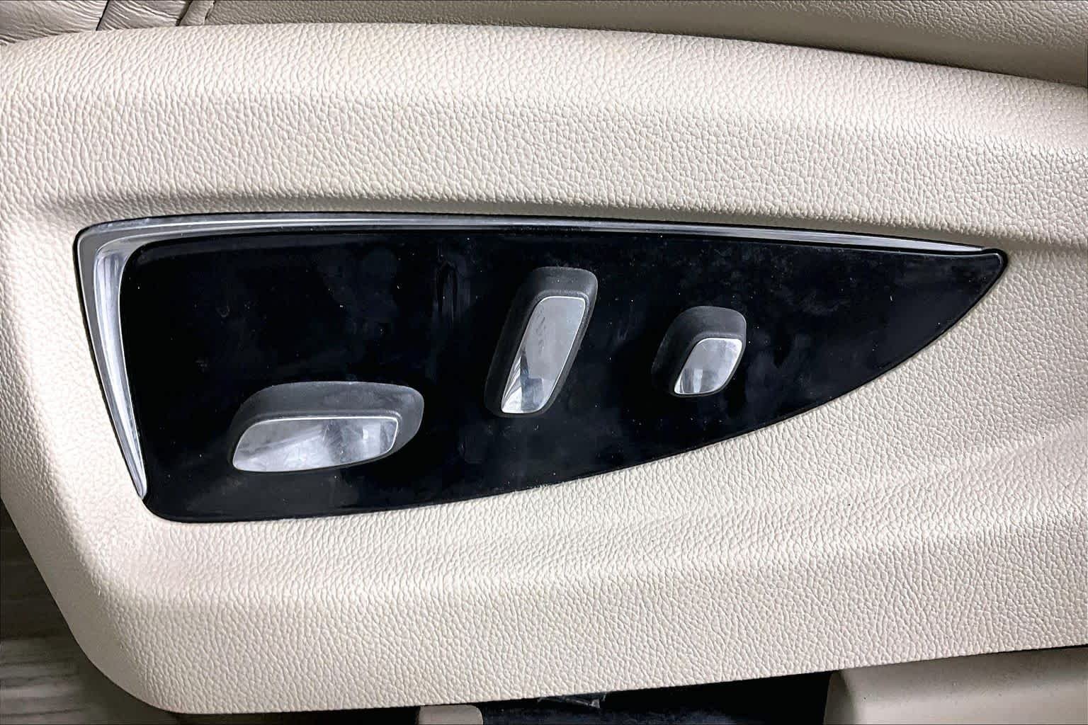 Used 2015 White Diamond Tricoat Cadillac Standard image 30