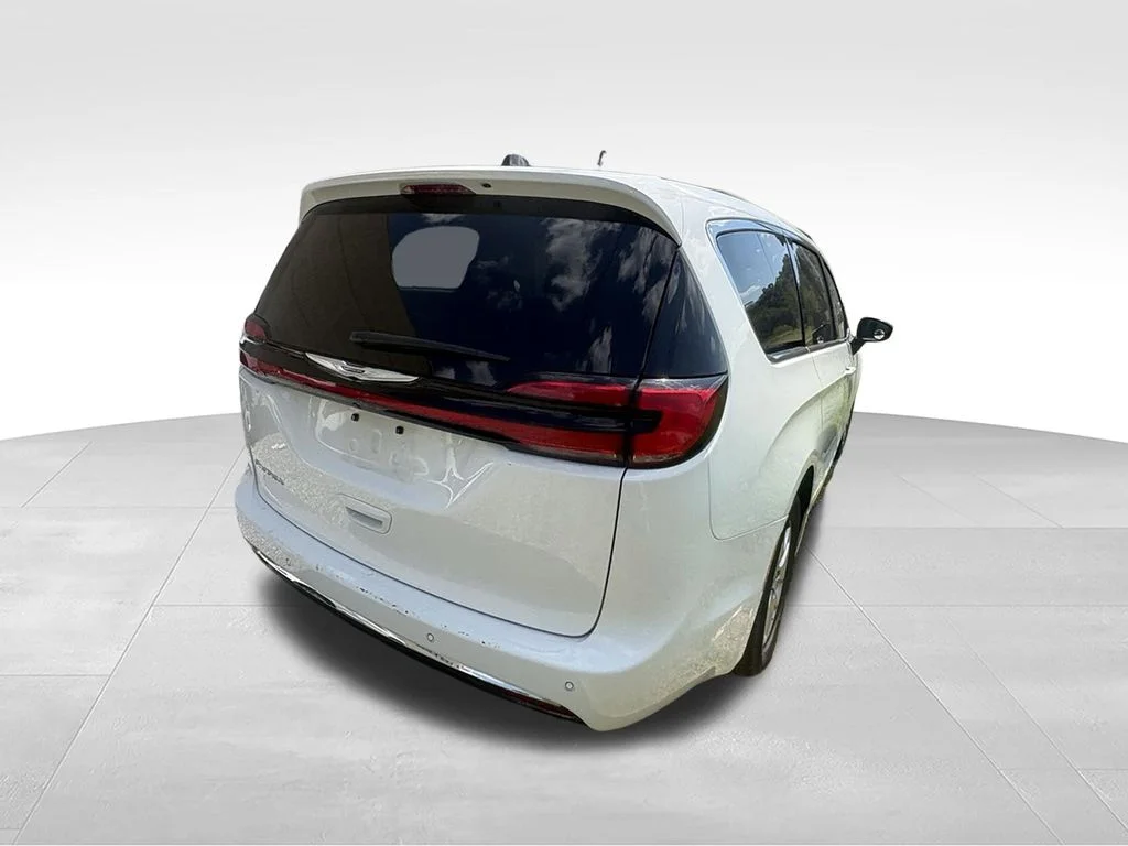 Used 2025 White/off-white Chrysler Select image 7