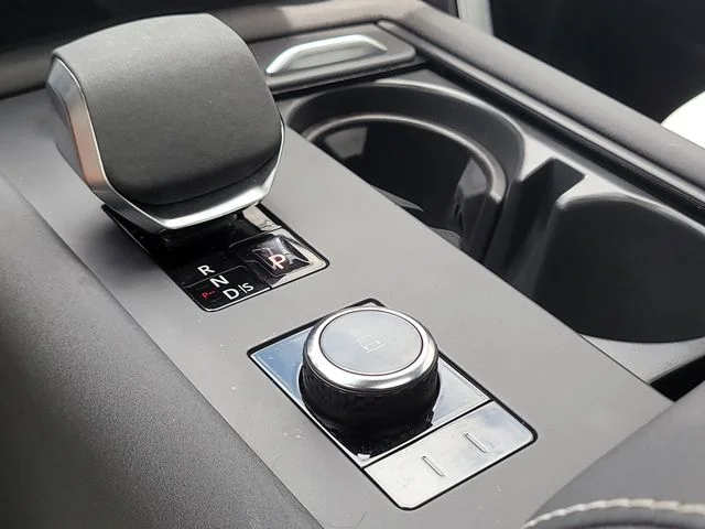 Used 2023 White Land Rover Metropolitan Edition image 32
