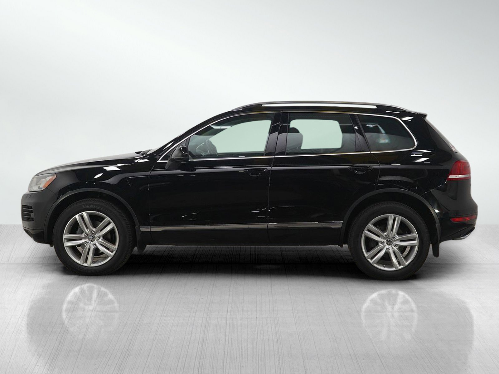 Used 2014 Volkswagen Touareg X with VIN WVGEP9BP5ED008638 for sale in Burnsville, Minnesota
