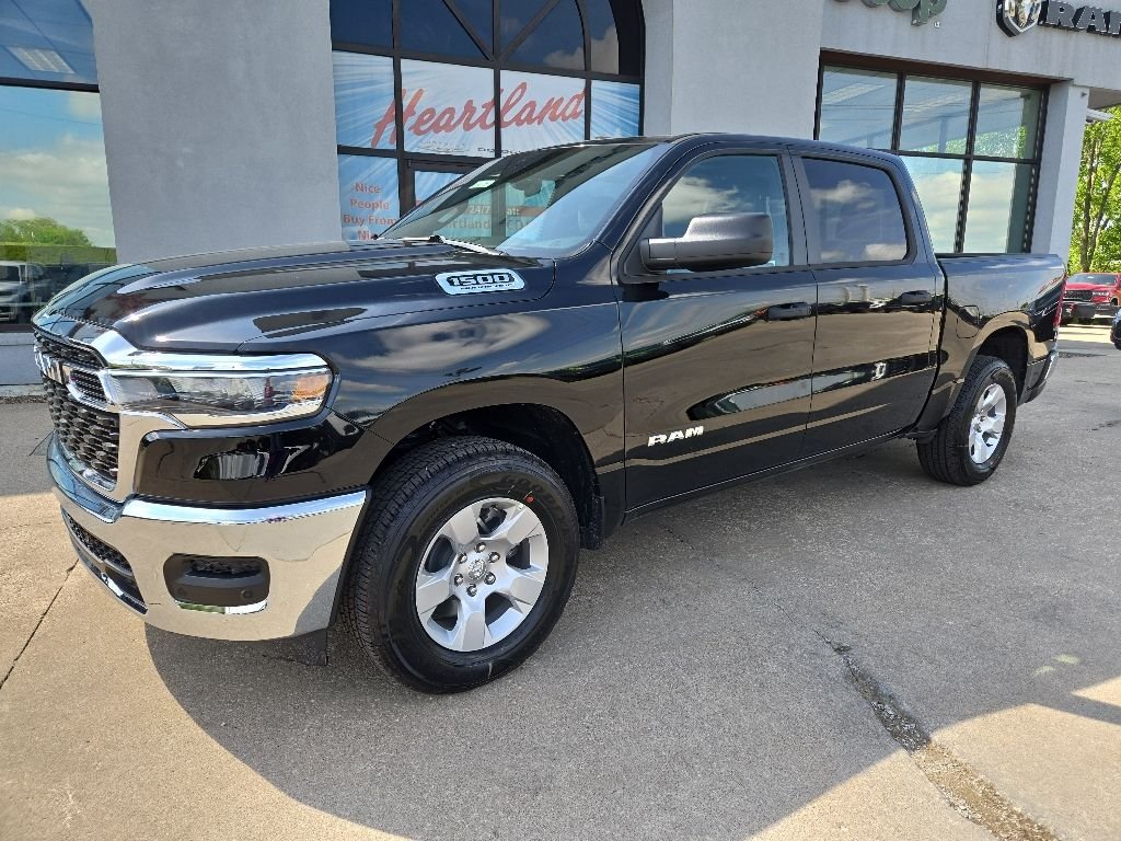 New 2026 Diamond Black Crystal Pearl-Coat Exterior Paint RAM Tradesman image 3