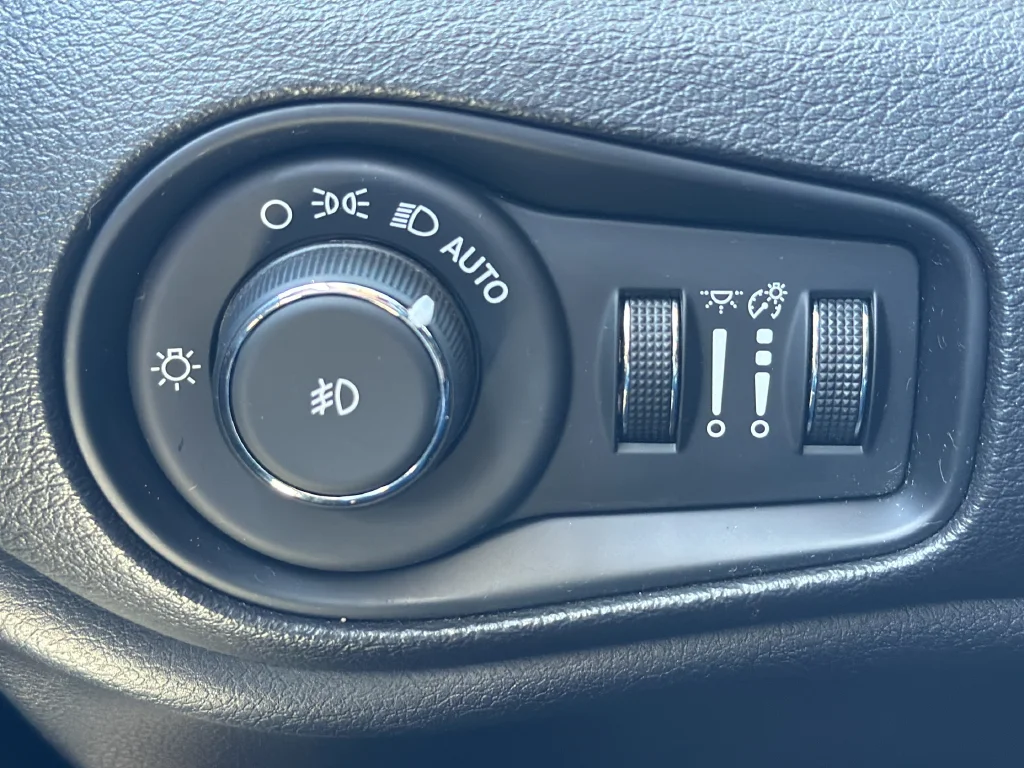 Used 2016 Orange Jeep Latitude image 24