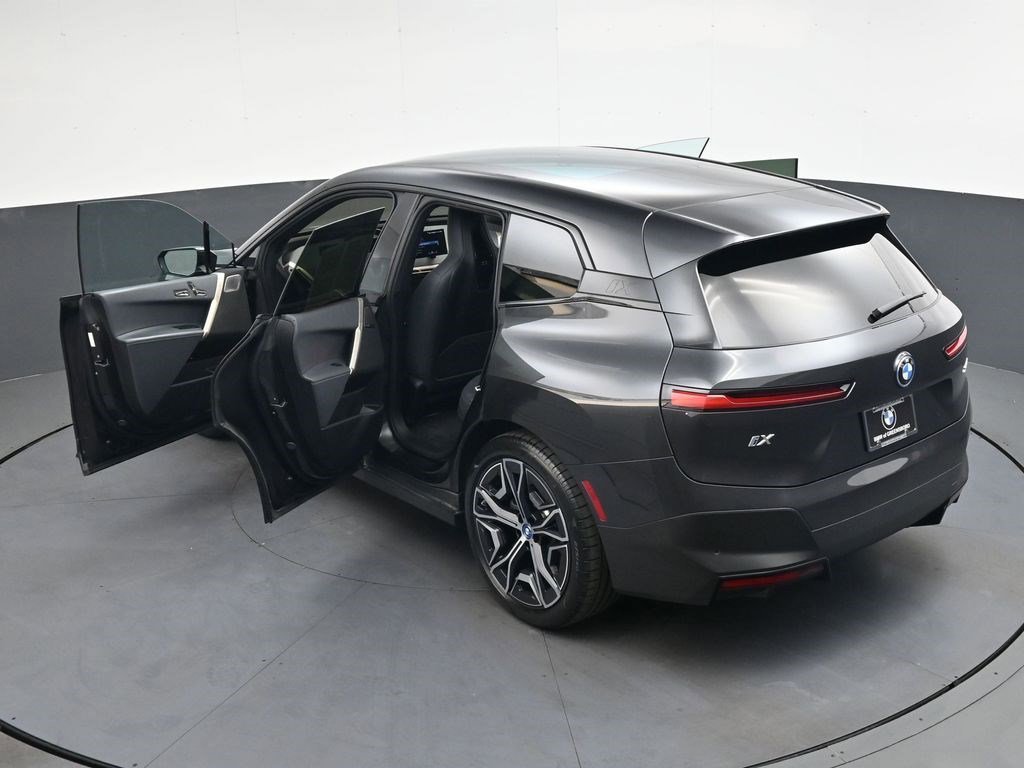 Used 2022 Gray BMW xDrive50 image 36