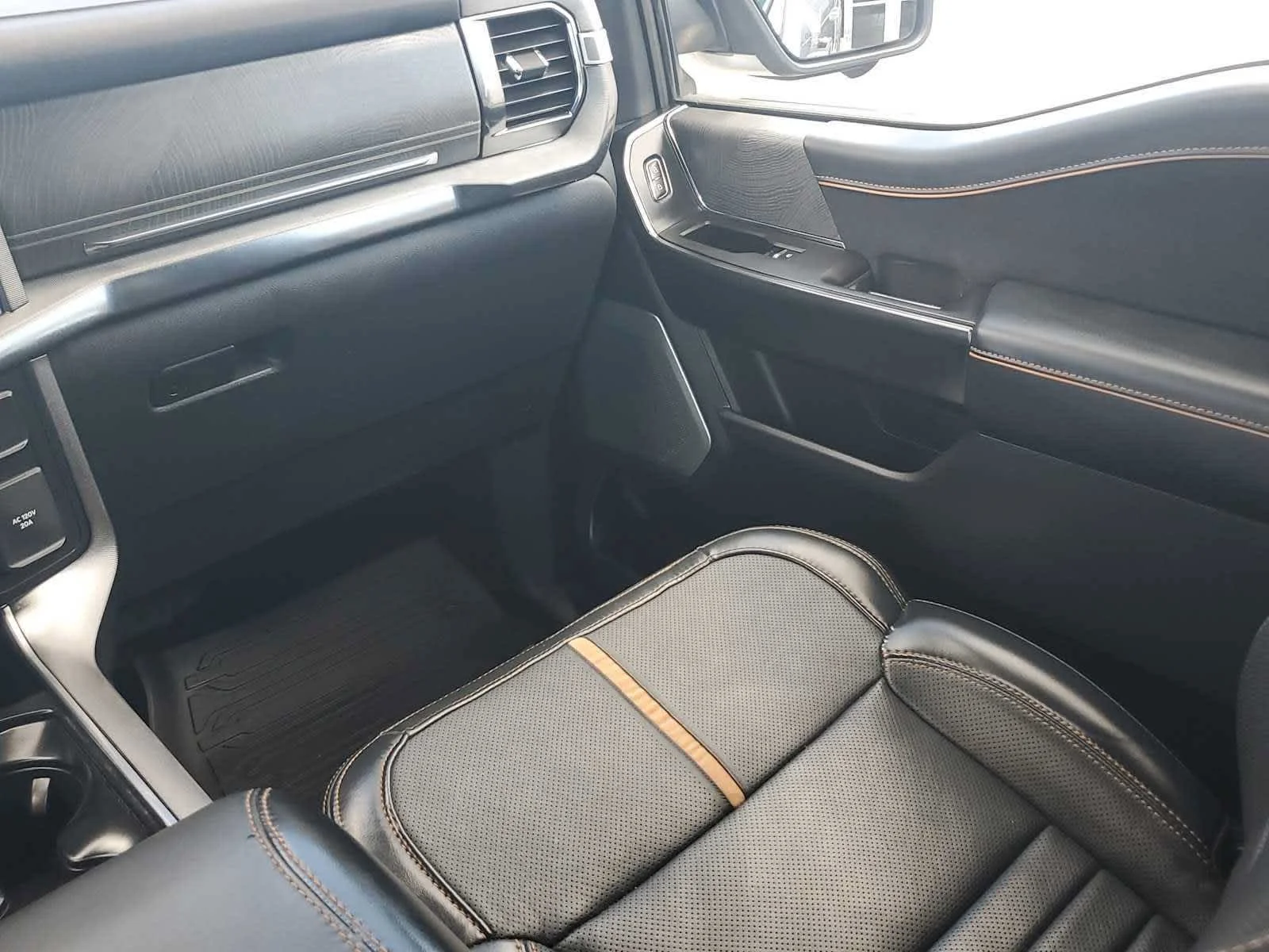 Used 2023  Ford XL image 16