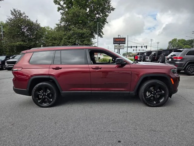 Used 2023 Red Jeep Altitude image 10