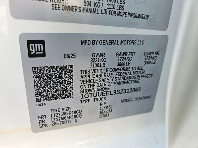 Used 2025 Summit White GMC AT4 image 30