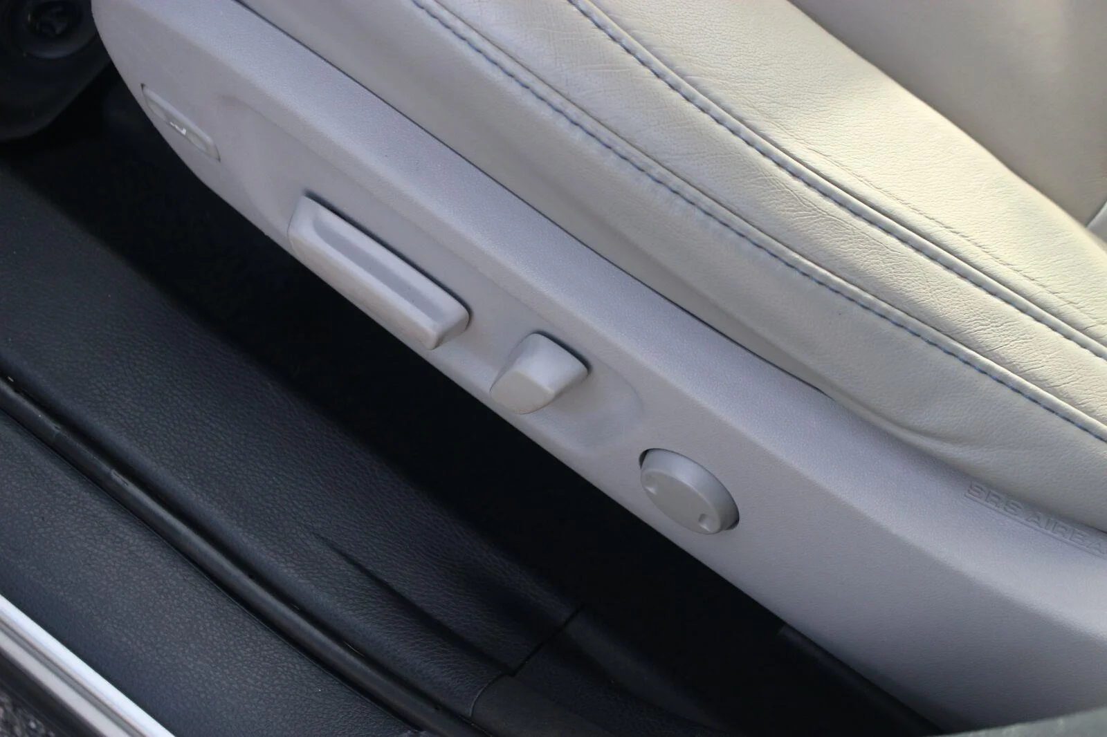 Used 2015 Silver Sky Metallic Toyota XLE image 16