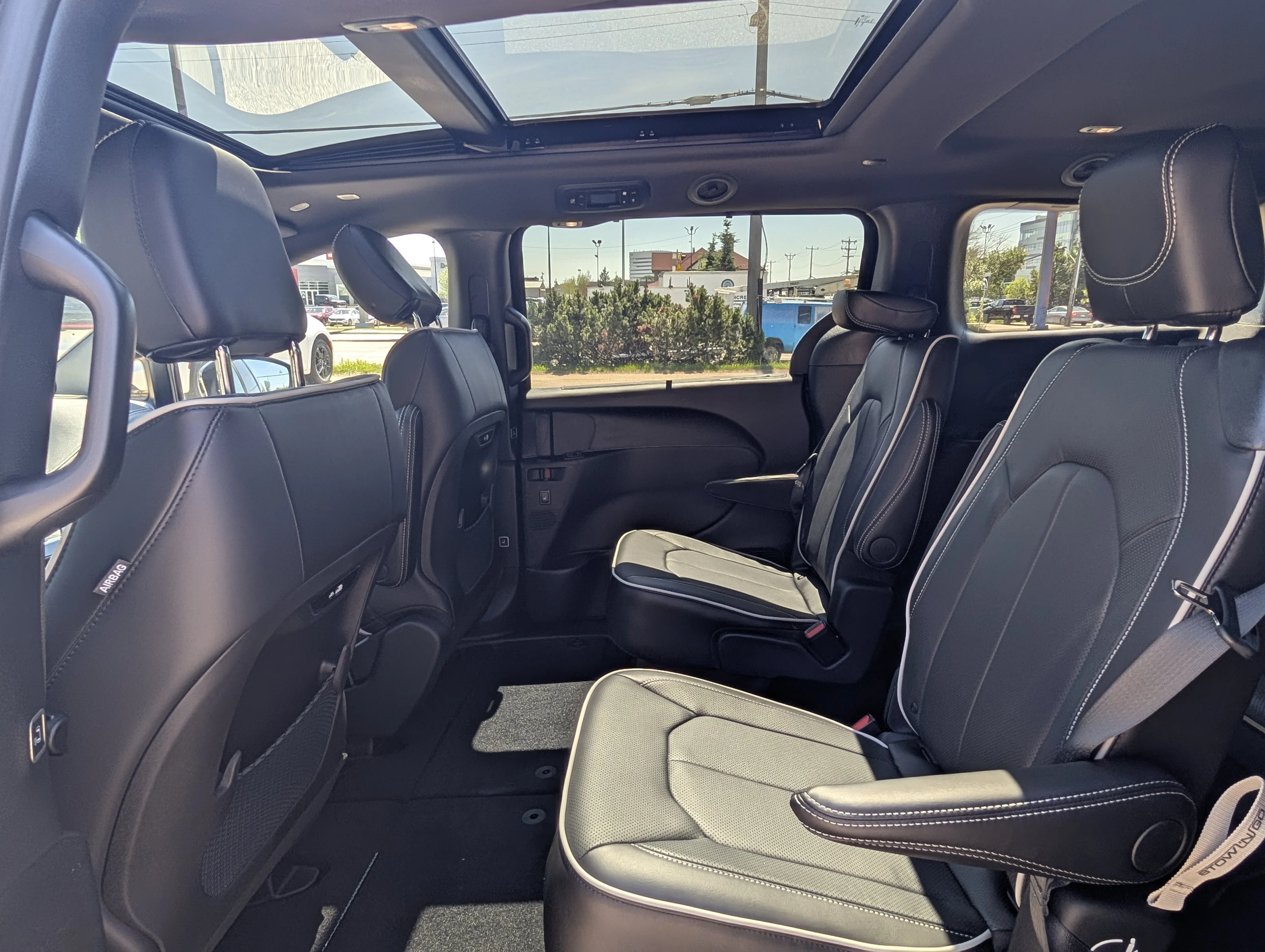 New 2026 Diamond Black Crystal Pearl Chrysler Limited image 19