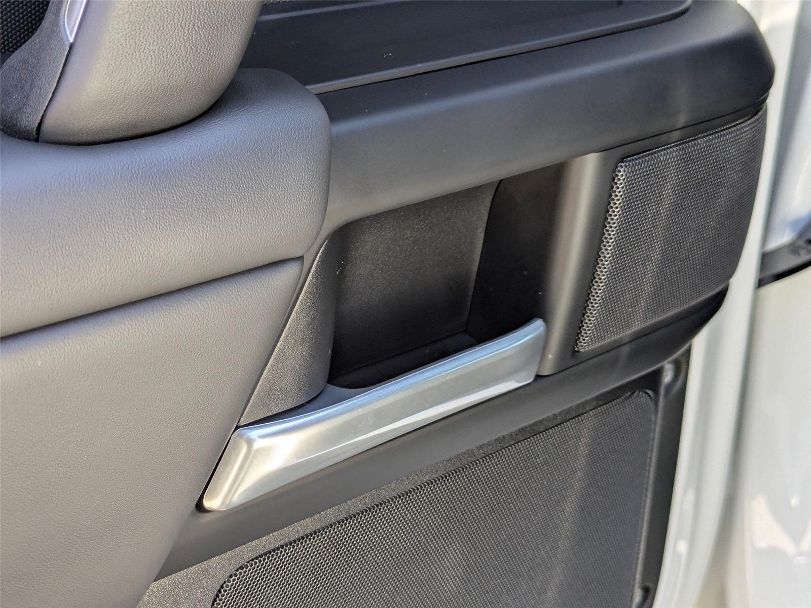Used 2025 Fuji White Land Rover S image 27