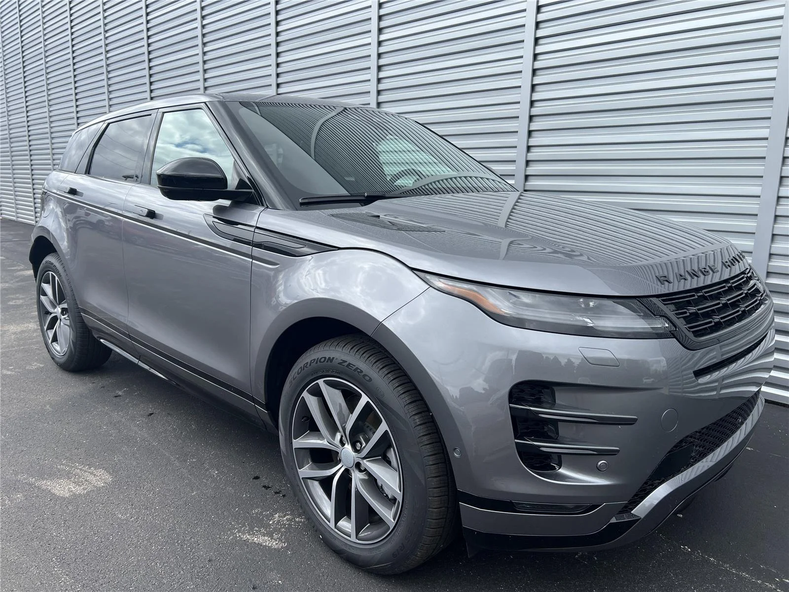 New 2026 Eiger Grey Land Rover Dynamic SE image 7