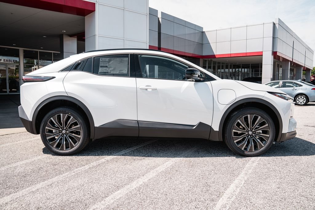 New 2026 Wind Chill Pearl <sup>1</sup> Toyota  XSE image 9