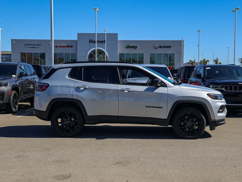 New 2026 Silver Zynith Metallic Clearcoat Jeep Latitude image 2