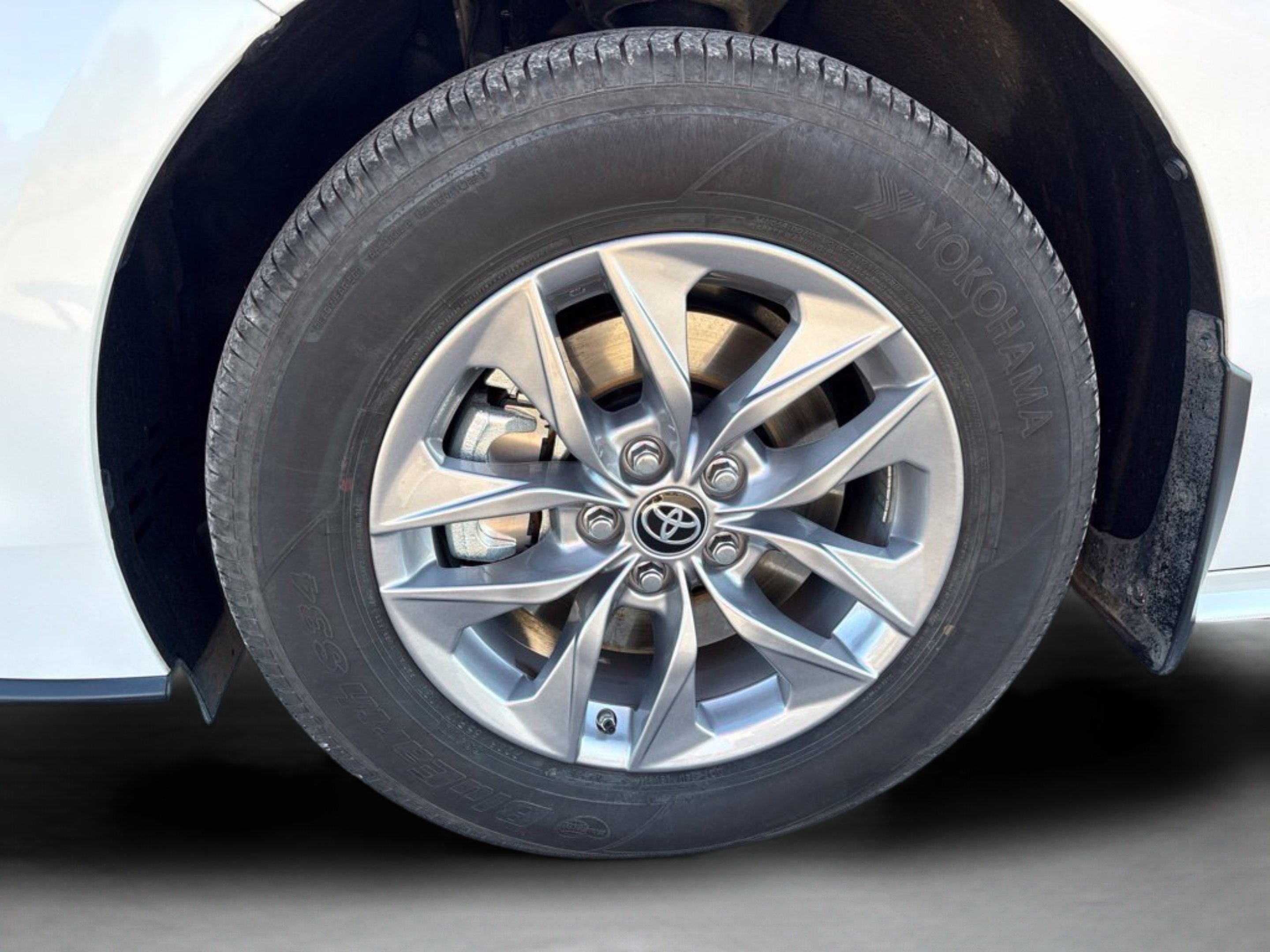 Used 2025 Pearl Toyota XLE image 32