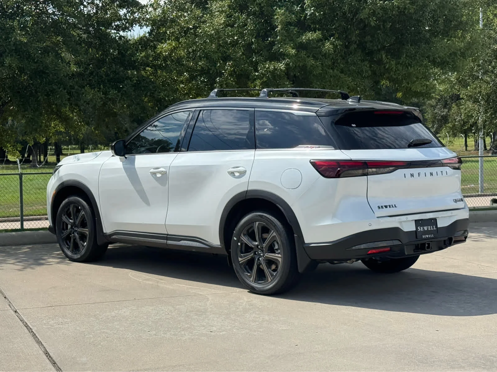 New 2027 2T RAD WHT INFINITI Autograph AWD image 4
