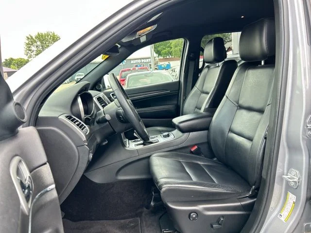 Used 2018 Silver Jeep Limited image 31