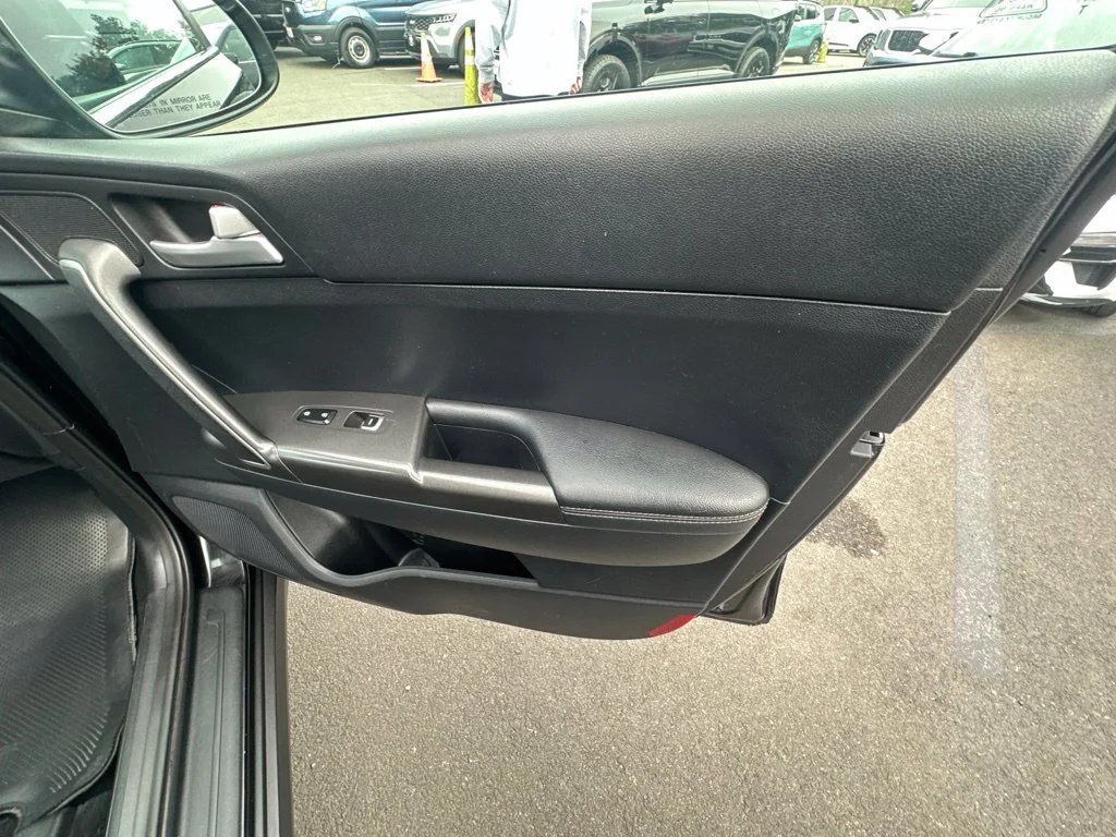 Used 2022 Red Kia LX image 32
